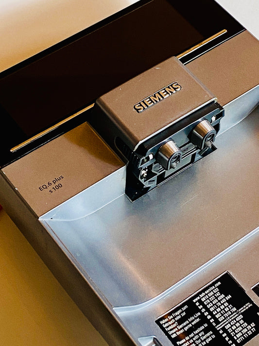Siemens EQ6 Plus S100 Vorderteil mit Display, Auslauf 