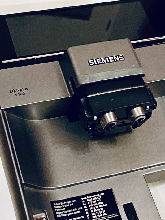 Siemens EQ6 Plus S100 Vorderteil mit Display, Auslauf